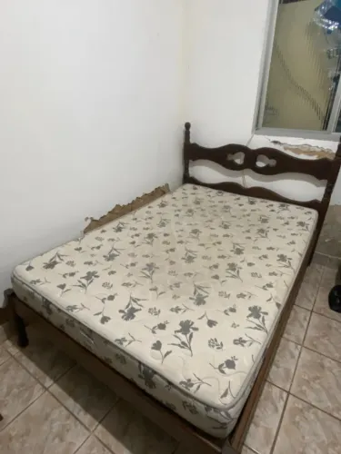 Cama de Madeira Maciça - Estilo Antigo
