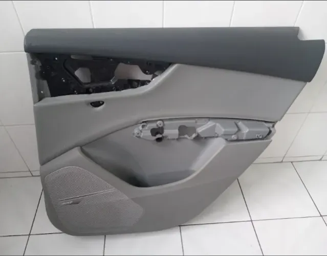 Forro da Porta Traseira Direita do Audi Q7 2016 Original