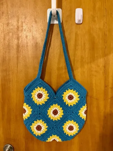 bolsa de crochê azul com margaridas nova