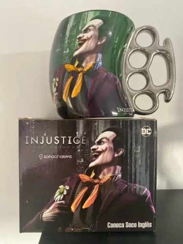 Caneca do Coringa soco inglês-Injustice