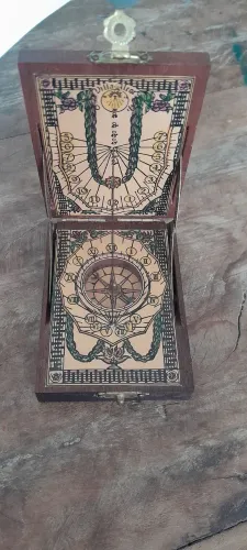 Bússola e Relógio de Sol Antigo
