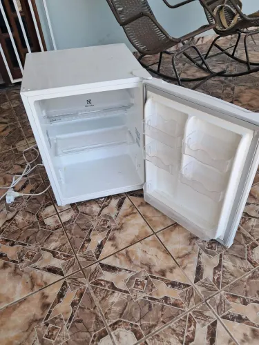 Frigobar eletrolux semi novo