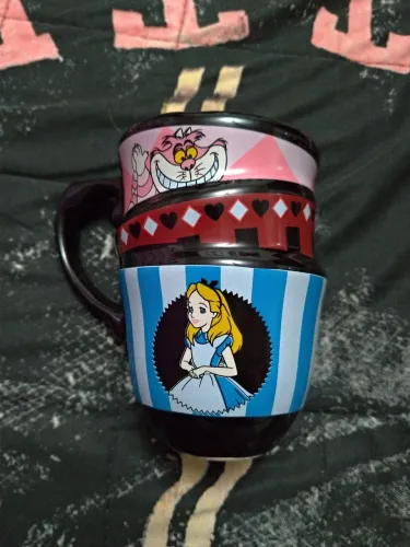 Xícara da Alice no país das maravilhas