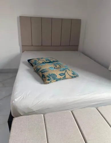 Cama casal completo  conjunto  com  colchão molas ensacadas 