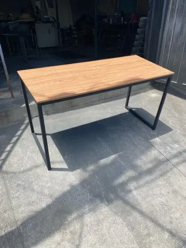 Mesa de Escritório Moderna em Madeira e Aço
