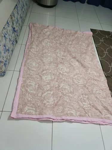 Um edredom rosa