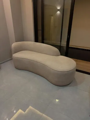 Sofá com design curvo e elegante, perfeito para ambientes modernos. Conforto e estilo em u
