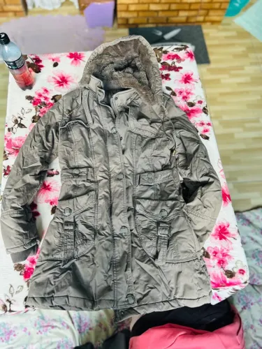 Casacos feminino cinza com capuz é forrado. 