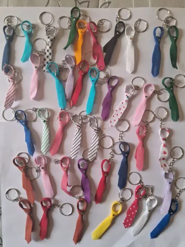 Lote com 80 chaveiros de lembrancinha (gravatinha + sapatinho) - NOVOS