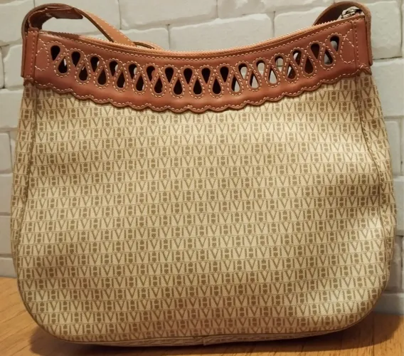 Bolsa de Ombro Clássica com Detalhes em Couro