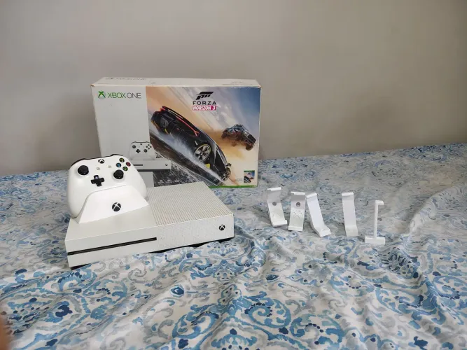 Xbox One S 500GB + Controle + Caixa Original + Suportes