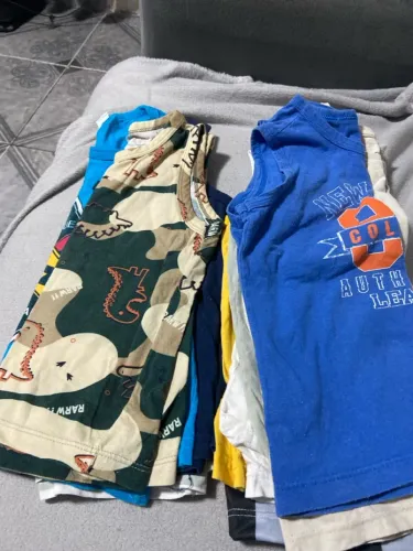 Vendo roupa infantil masculina semi nova 4 a 5anos