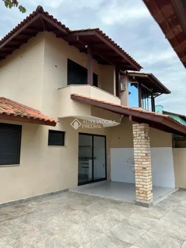 Imóvel para aluguel possui 150 metros quadrados com 3 quartos em Rio Tavares - Florianópol