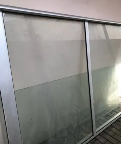 Vende-se Uma porta de Correr-de vidro