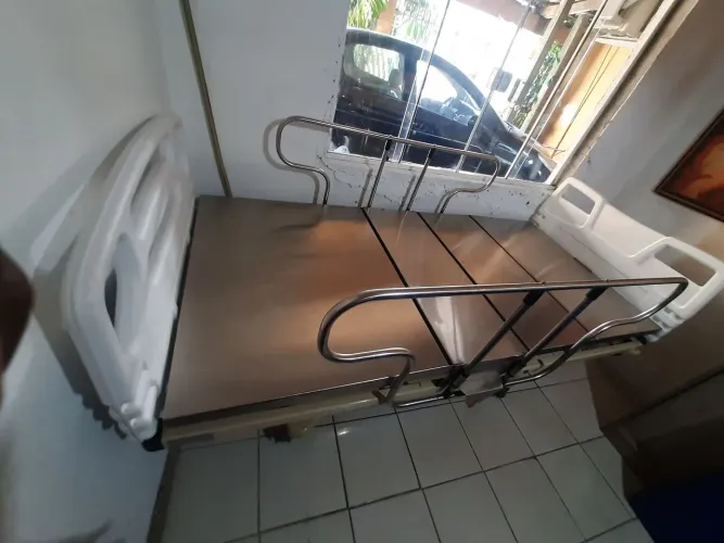 Cama articulada com 3 movimentos.