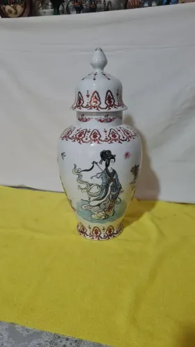Lindo potiche de  porcelana. 41 cm .