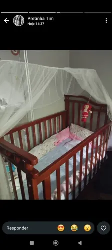 Vendo um berço madeira maciça acompanhado com o colchão usado