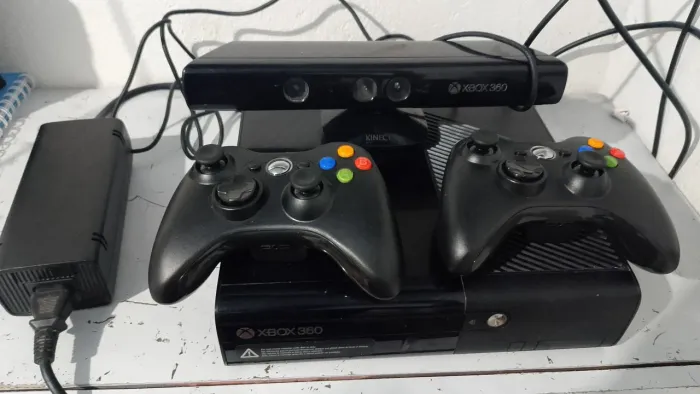 Xbox 360 super slim. mais duas manetes e kinet e todos os cabos.