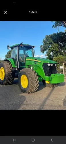 Máquina agrícola John Deere 7230J.