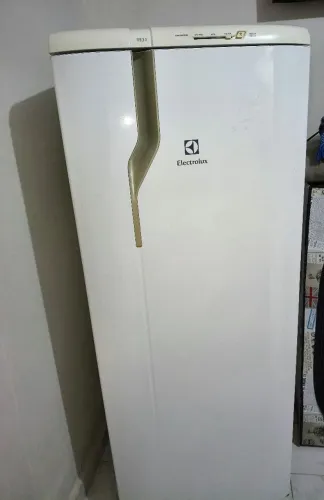 Geladeira Eletrolux, bem conservada