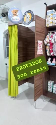 PROVADOR PARA LOJA, EM MADEIRA COM CORTINA