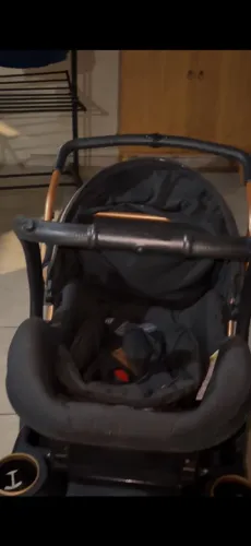 Carrinho com o bebê conforto