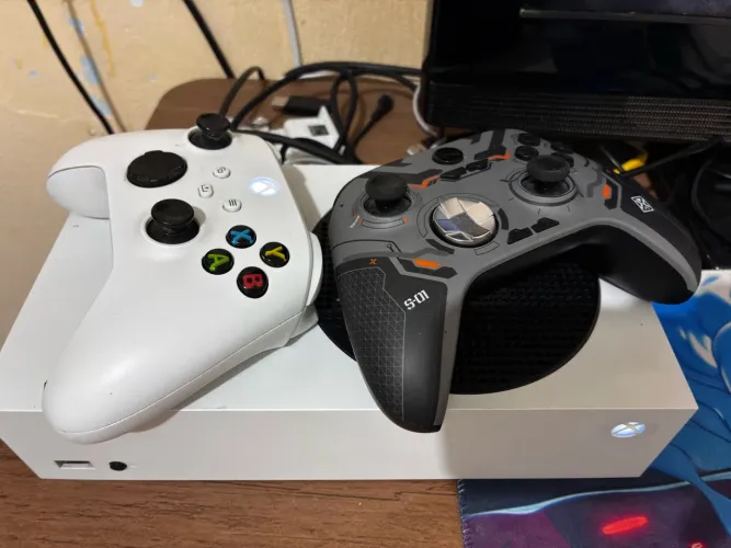 Xbox Series S 512GB + 2 Controles + 43 Jogos