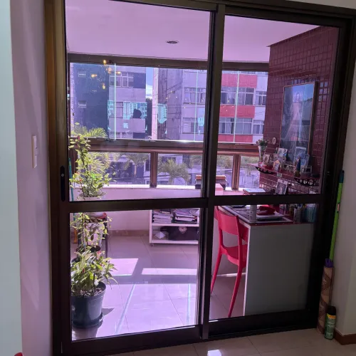 Porta de vidro de correr em esquadria de alumínio