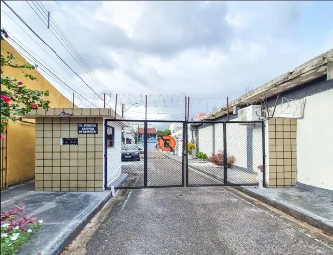 ALUGO CASA NOS ALTOS EM CONJUNTO FECHADO COM 3/4 SENDO 2 SUÍTES - PEDREIRA