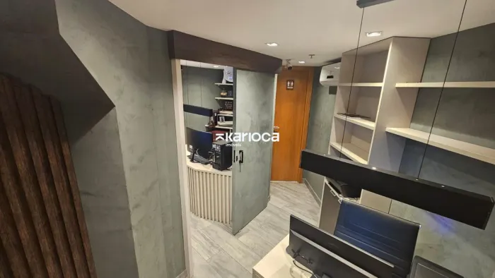 Sala Comercial Mobiliada de 30m² com Banheiro Privativo, Varanda e Vaga - Pronta para Uso