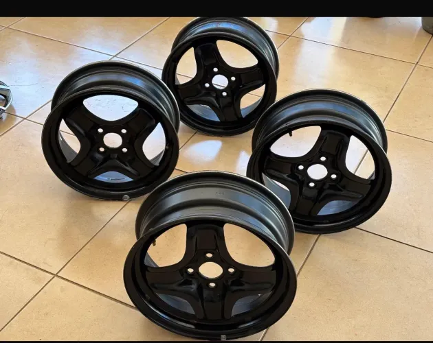 Vendo Roda em aço aro 15 (4x100) + 4 calotas chevrolet