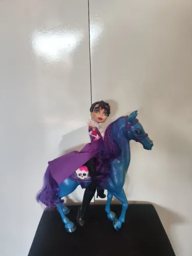 Boneca Diretora Sem Cabeça Monster High