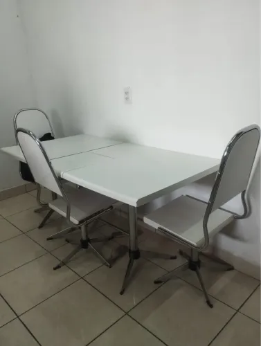 Mesa de jantar articulada