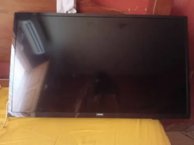 TV LED de 32 polegadas com resolução HD (1366 x 768 pixels) com controle.