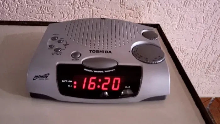 rádio relogio Toshiba Bivolt