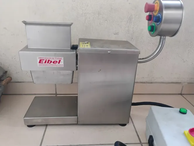 Amaciado de carne. EIBEL monofásicos tensão 220 volts tem muita qualidade essa máquina.