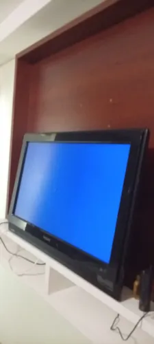 TV de tela plana, usada, modelo antigo.<br>