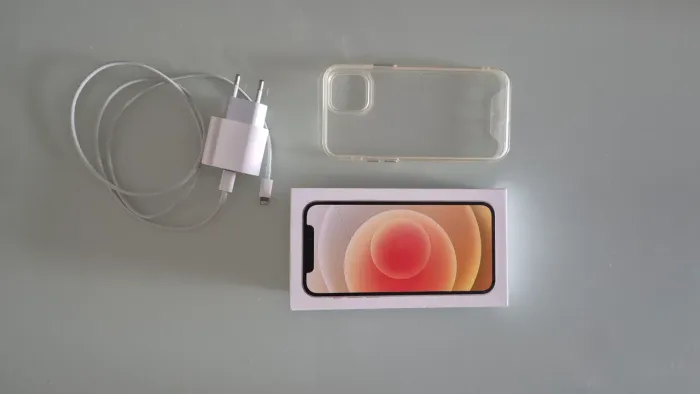 iPhone 12 Branco 128GB + Carregador original + Capinha