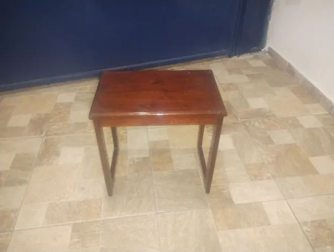 Mesinha de Cabeceira / Lateral em Madeira Maciça - Linda e Compacta