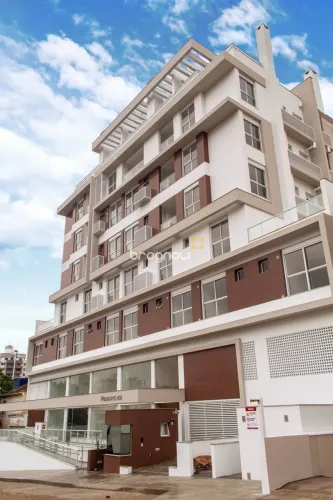 Studio mobiliado com 1 vaga e hobby box, no Centro de Florianópolis