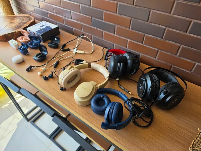 Lote de 15 fones JBL / Philco com detalhes 