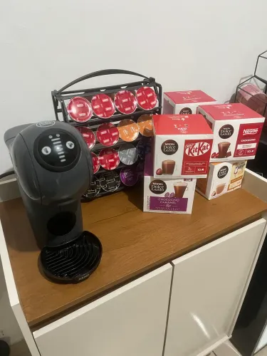 Cafeteira Nescafé Dolce Gusto + Suporte + Cápsulas - Kit Completo