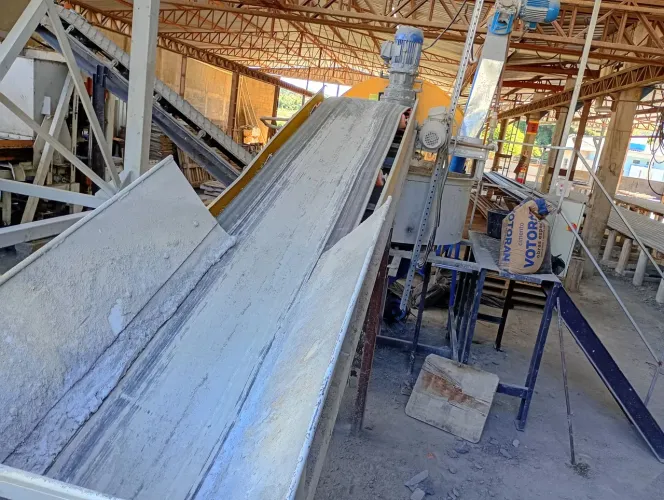Vendo máquina para fábricacao de artefatos