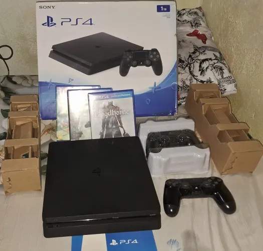 Ps4 slim 1 tb, 2 controles 3 jogos