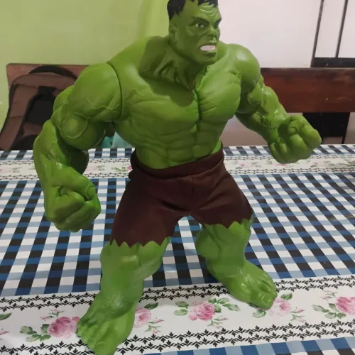 VENDE SER UM BONECO DO HULK SMASH VALOR 180 REAIS NOVO 