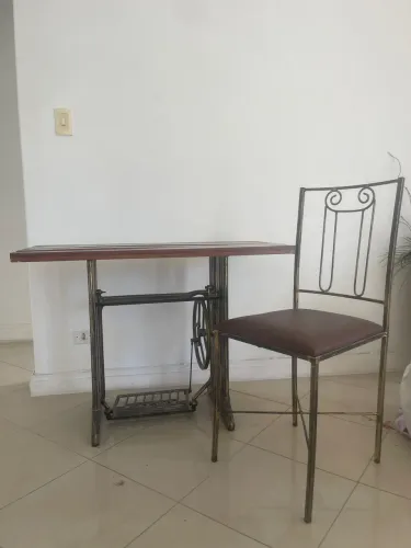 Mesa e cadeira retrô vintage