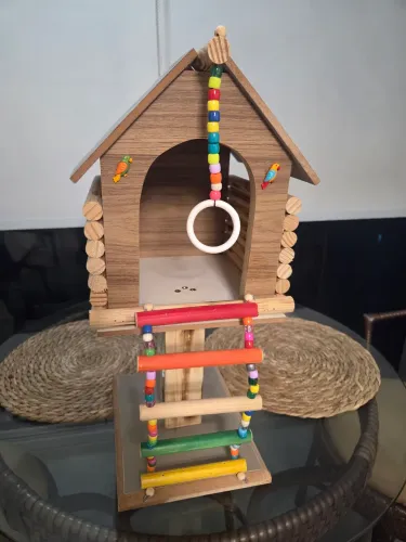 Casinha para papagaio com brinquedo