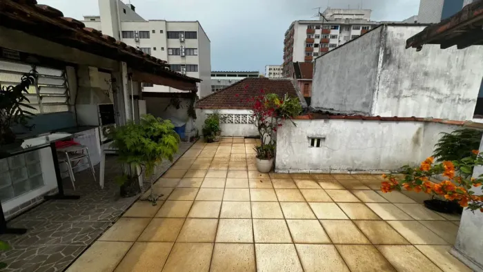 Sobrado para aluguel possui 250 metros quadrados com 4 quartos em Vila Mathias - Santos -