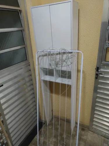 Armário de banheiro para acoplar na privada e varal para doação