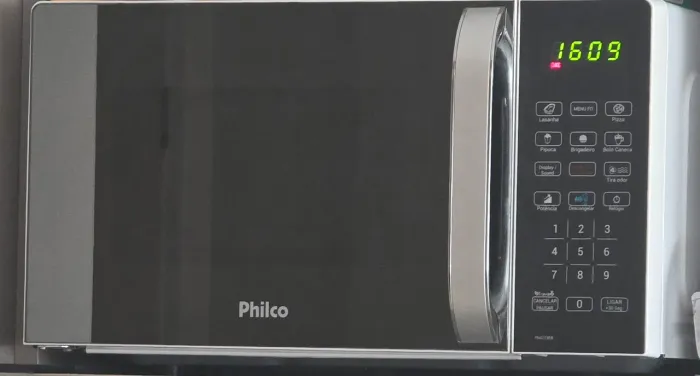 Micro-ondas 20 Litros Espelhado Philco Limpa Fácil PMO23EB Branca 127V
